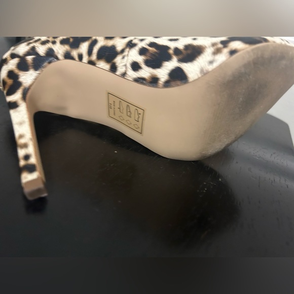 Sophia & Lee Classic Leopard Print Pointed Toe Heels - Picture 4 of 4